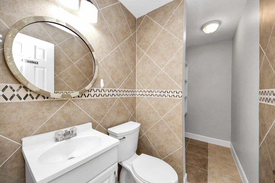 More Photos Of 2001 John St, Pasadena Office For Sale