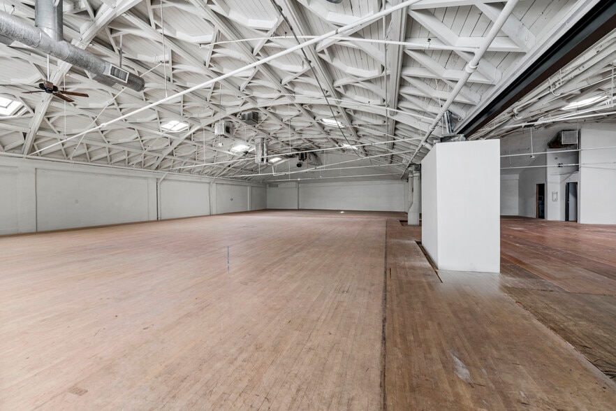 More Photos Of 735 S La Brea Ave, Los Angeles Freestanding For Lease