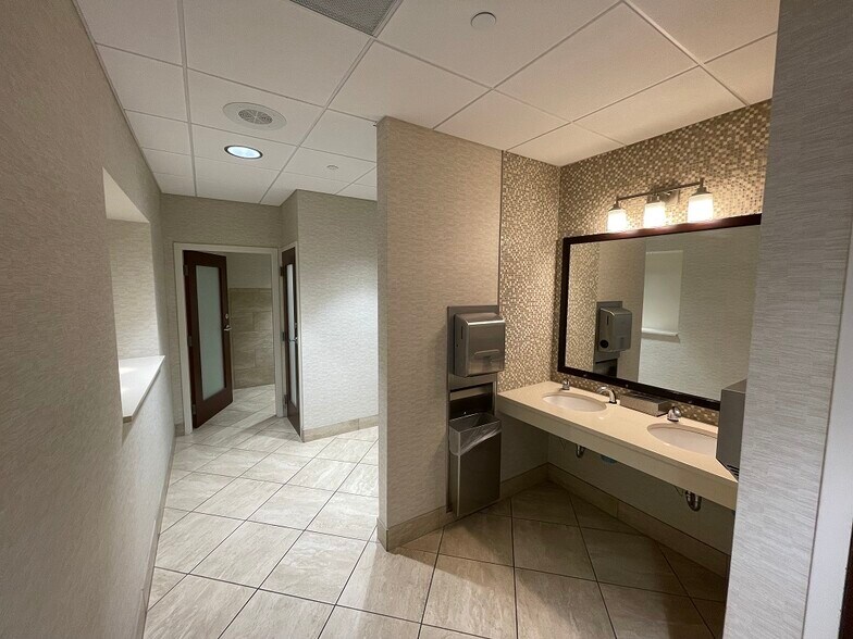 More Photos Of 12910 Shelbyville Rd, Louisville Office For Sale