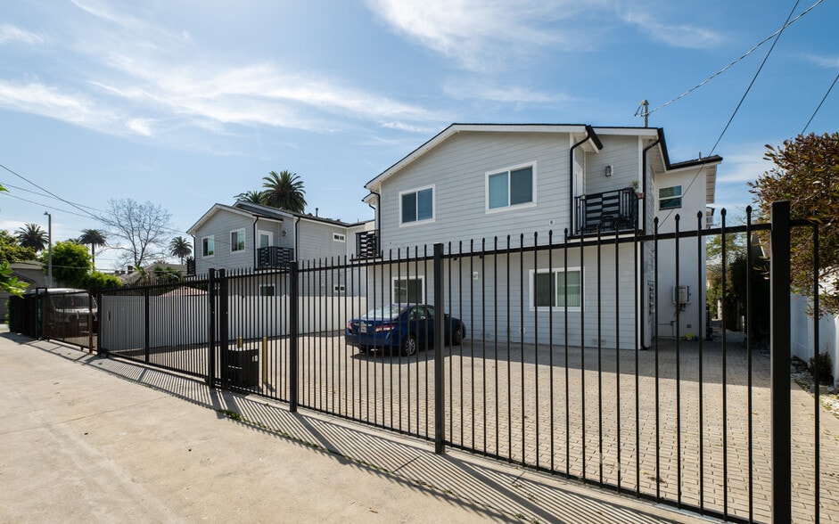More Photos Of 3944 S Budlong Ave, Los Angeles Apartments For Sale
