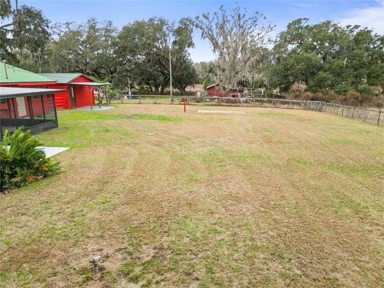 More Photos Of 274 W Kings Hwy, Center Hill Flex For Sale