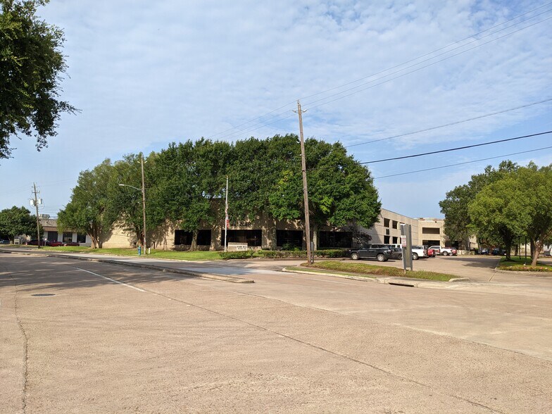 More Photos Of 2055 Silber Rd, Houston Unknown For Lease