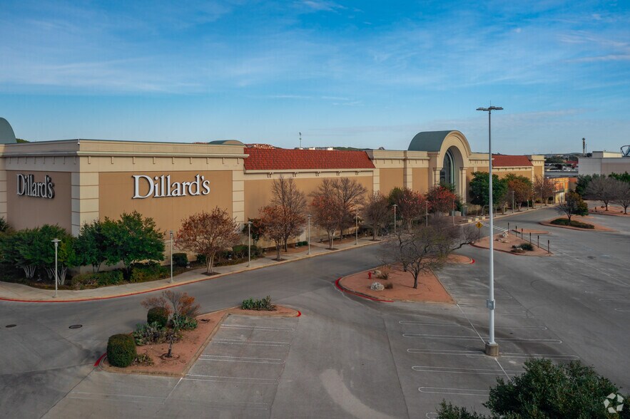 More Photos Of 15900 La Cantera Pky, San Antonio Unknown For Lease