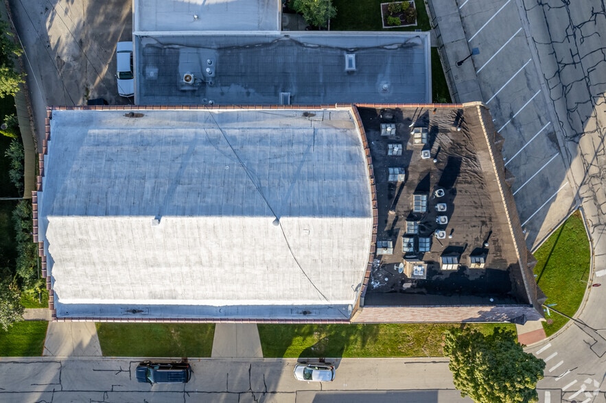 More Photos Of 27-31 E Park Ave, Villa Park Storefront Retail Residential For Lease