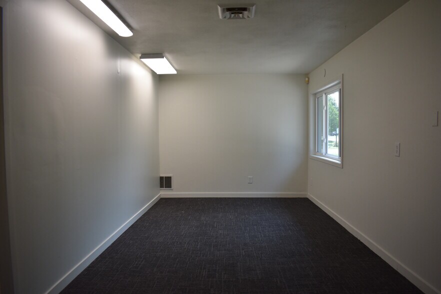More Photos Of 1609 Plainfield Ave, Janesville Storefront Retail Office For Lease