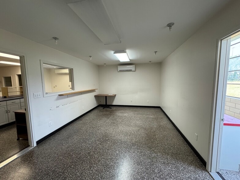 More Photos Of 2941 Moose Trl, Elkhart Manufacturing For Sale