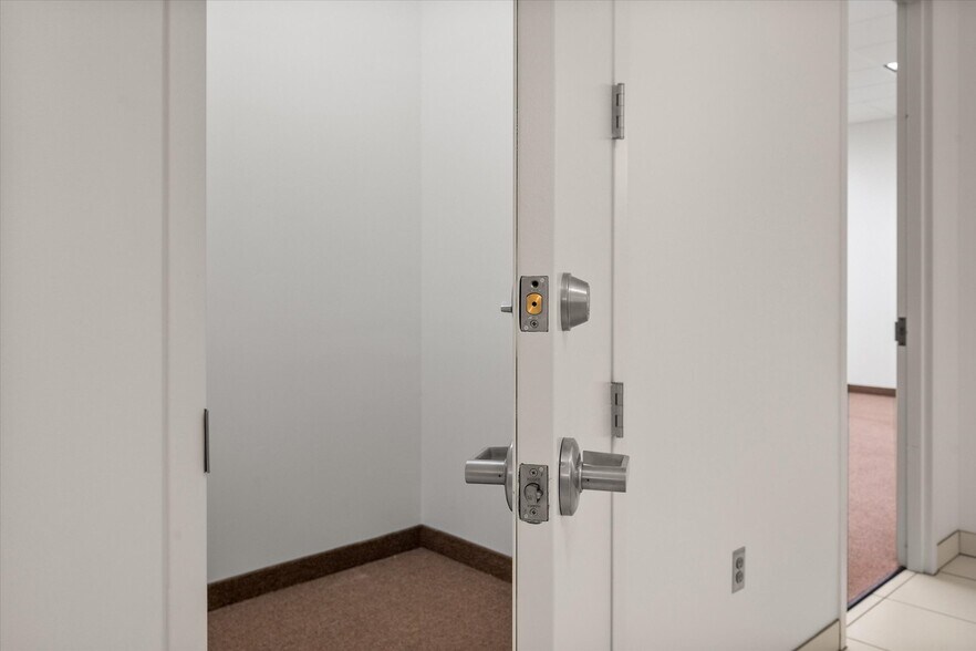 More Photos Of 820 Central Dr, Colleyville Office For Sale