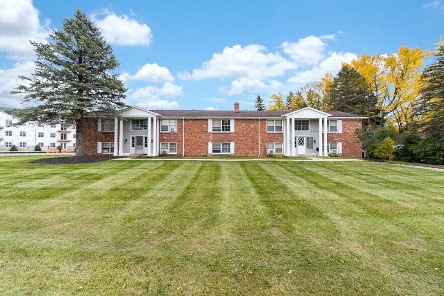 More Photos Of 1630 N Pontiac Trl, Walled Lake Apartments For Sale