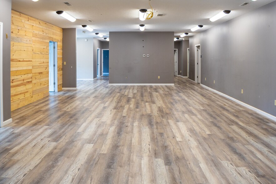More Photos Of 2504 Veterans Memorial Pky S, Lafayette Office For Sale
