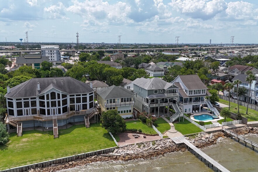 More Photos Of 804 Bay Ave, Kemah Specialty For Sale