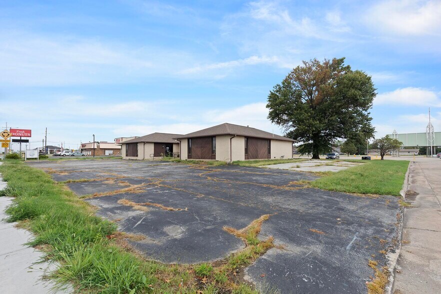 More Photos Of 327 E Airport Dr, Carthage Medical For Sale