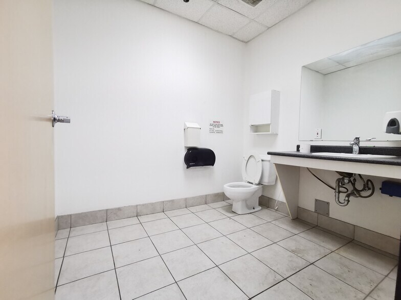More Photos Of 3871 N Fraser Way, Burnaby Showroom For Lease