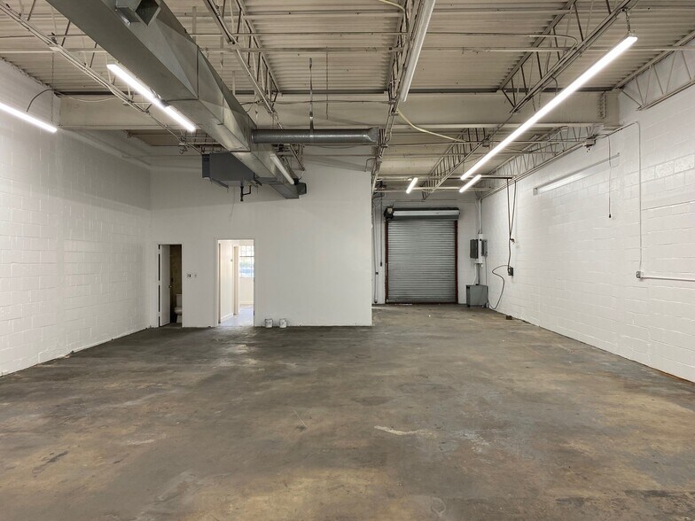 More Photos Of 181 E Industry Ct, Deer Park Warehouse For Lease