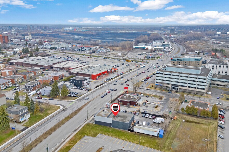More Photos Of 150 Boul Saint-Martin O, Laval Light Distribution For Lease