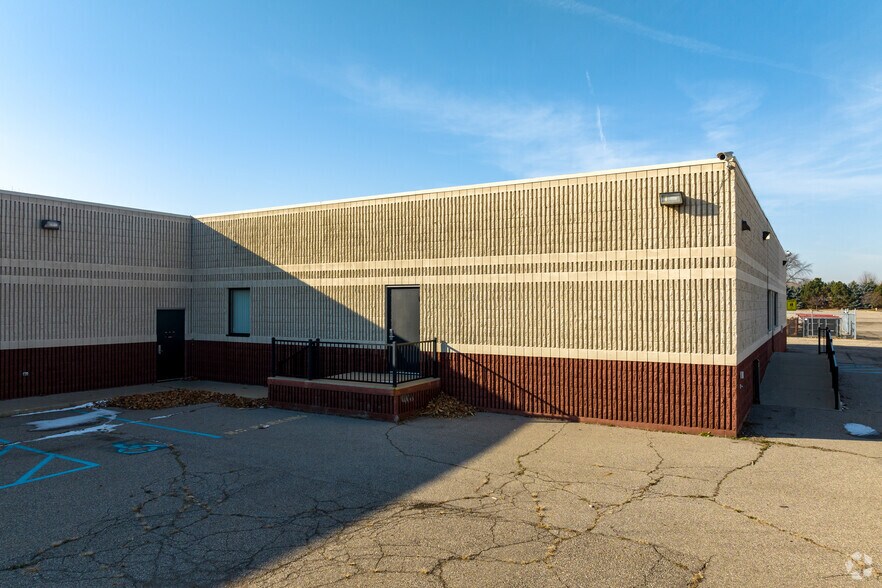 More Photos Of 34381 S Gratiot Ave, Clinton Township Showroom For Sale