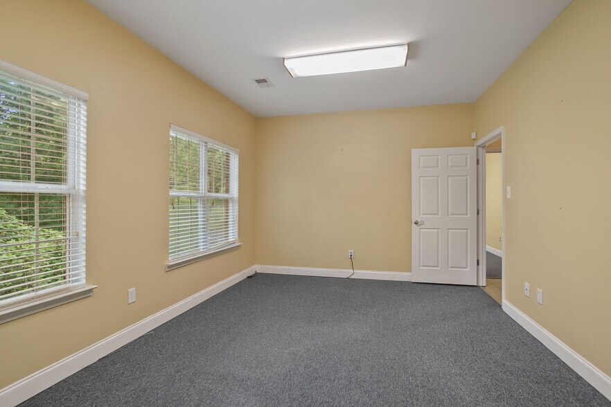 More Photos Of 200-204 River Park North Dr, Woodstock Medical For Sale