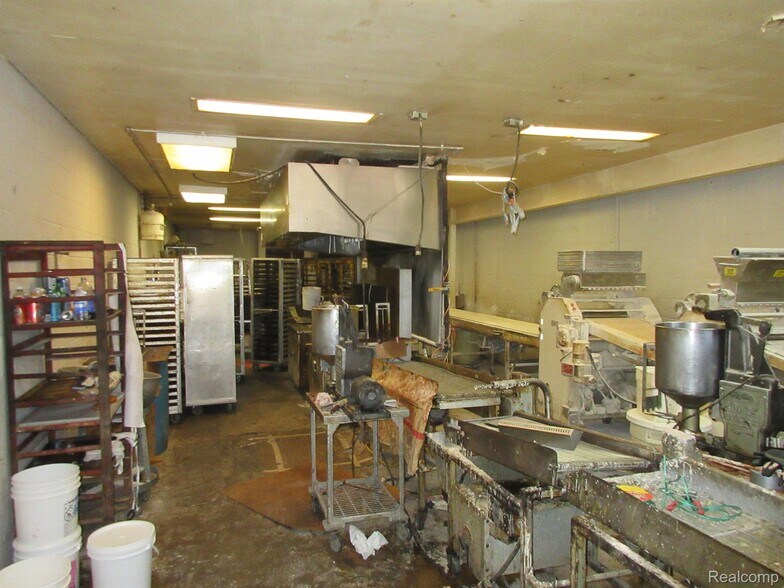 More Photos Of 19200 Kelly Rd, Detroit Restaurant For Sale