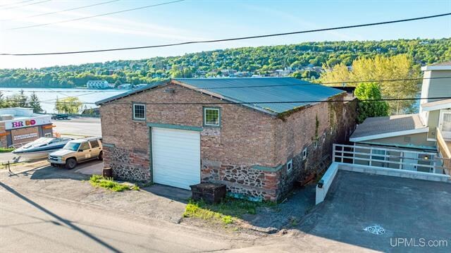 More Photos Of 407 W Memorial Dr, Houghton Freestanding For Sale