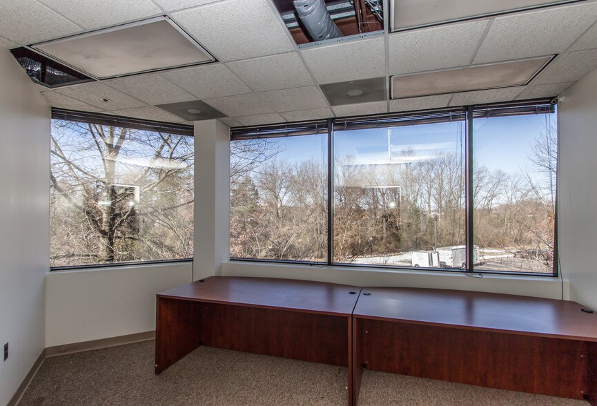 More Photos Of 45645 Willow Pond Plz, Sterling Office For Sale