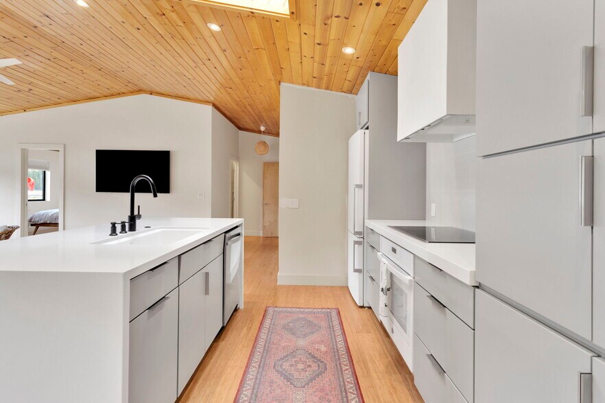 More Photos Of 614 W Fairway Blvd, Big Bear City Warehouse For Sale