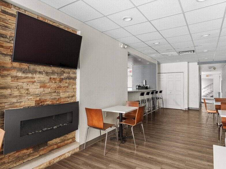 More Photos Of 908 Washington St, Manitowoc Hotel For Sale