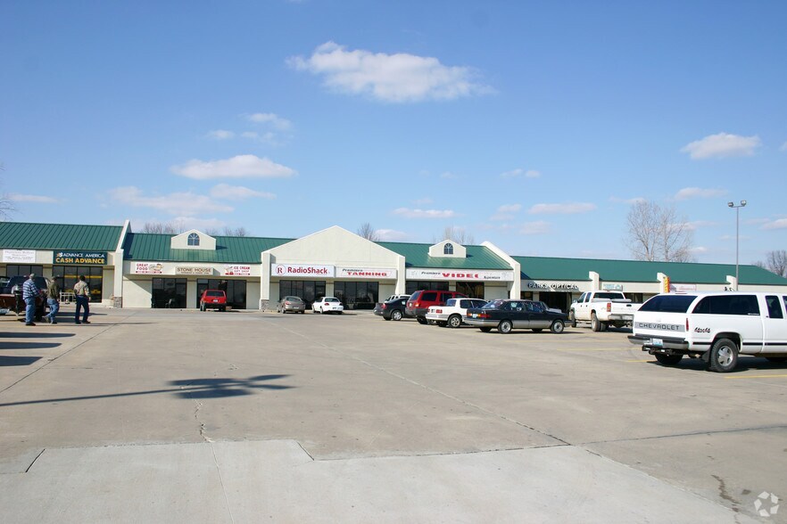 More Photos Of 1703-1745 E Ohio St, Clinton Freestanding For Sale