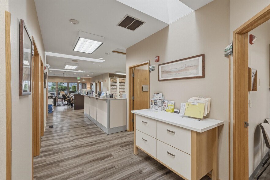 More Photos Of 3010 Squalicum Pky, Bellingham Office For Sale