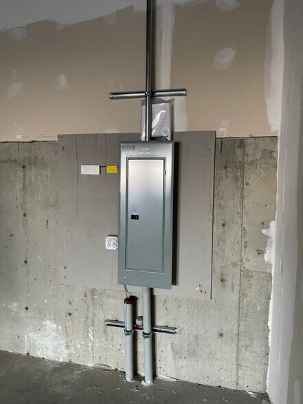 More Photos Of 3131 27th St NE, Calgary Storefront For Sale