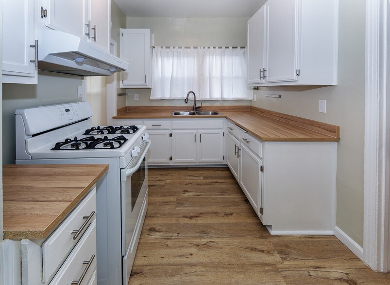 More Photos Of 4771 W Adams Blvd, Los Angeles General Retail For Sale