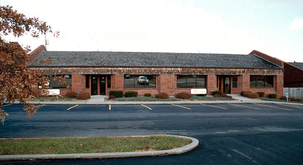 More Photos Of 1900-1912 NW Copper Oaks Cir, Blue Springs Medical For Sale