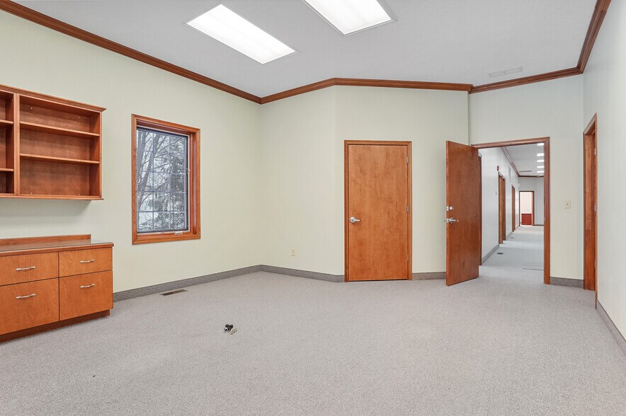 More Photos Of 120 W Aurora Rd, Northfield Medical For Lease