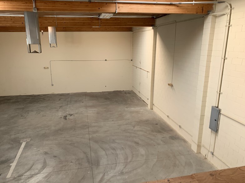 More Photos Of 9641 Owensmouth Ave, Chatsworth Warehouse For Lease