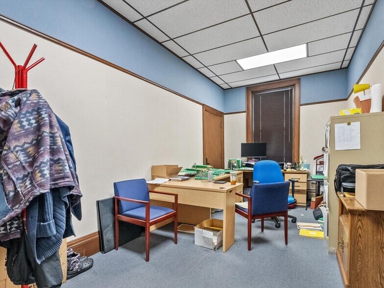More Photos Of 921-931 8th St, Manitowoc Office For Sale