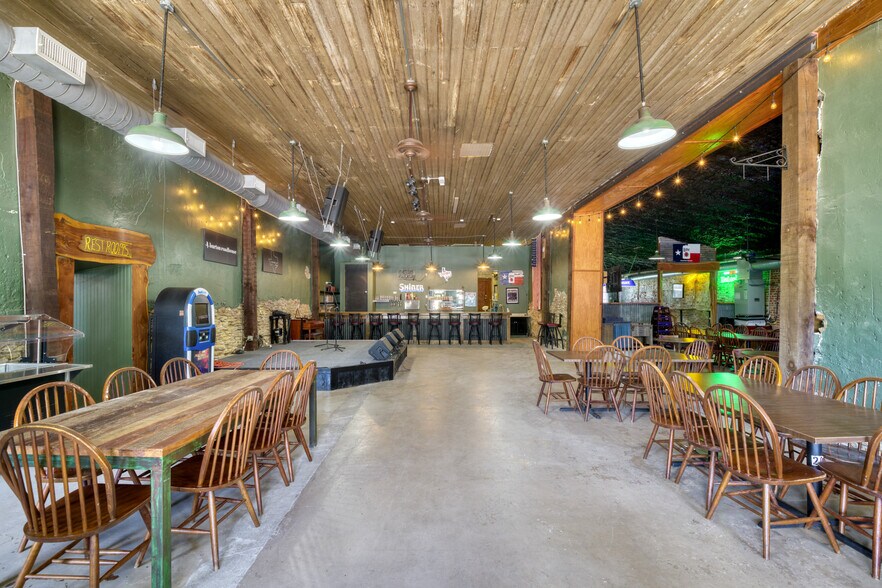 More Photos Of 514-520 N Railroad St, Burton Restaurant For Lease