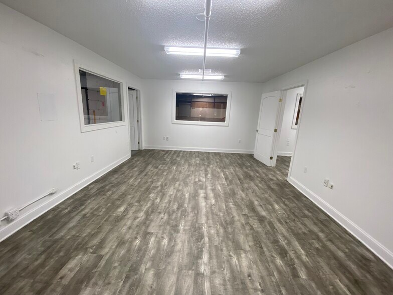 More Photos Of 2103 US-190 Hwy, Hammond Showroom For Sale