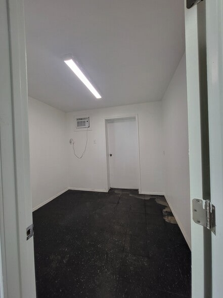 More Photos Of 115 E Murray St, Angleton Warehouse For Sale