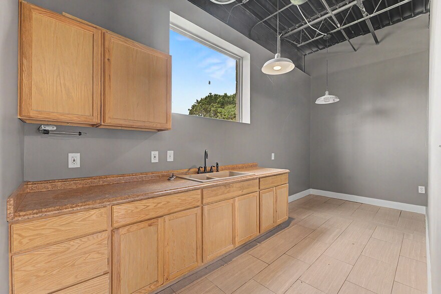 More Photos Of 1039 N Owasso Ave, Tulsa Light Manufacturing For Lease