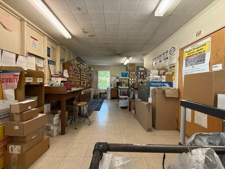 More Photos Of 529 Old County Rd, Westport Post Office For Sale