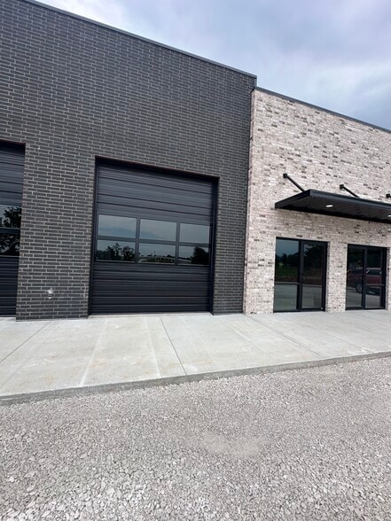 More Photos Of 296 S Barrington Rd, Tontitown Showroom For Lease