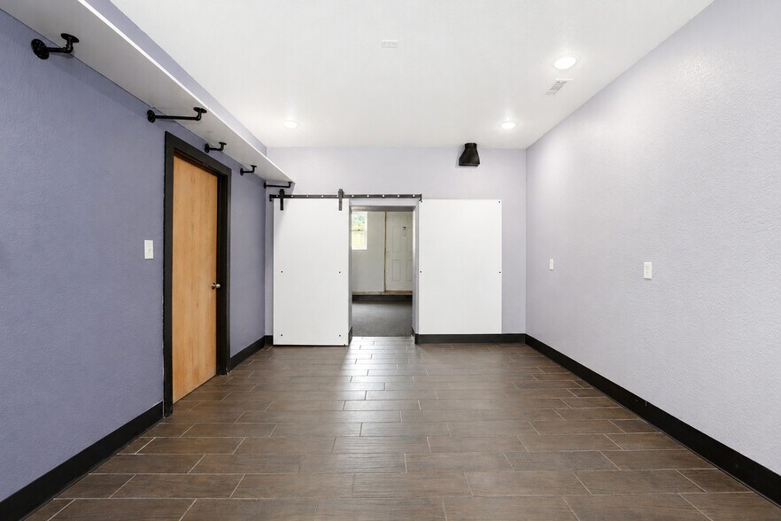 More Photos Of 123 Center Ave N, Mitchellville Office For Lease