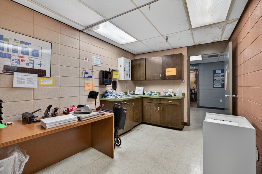 More Photos Of 310 Pennington Dr, Paris Manufacturing For Sale