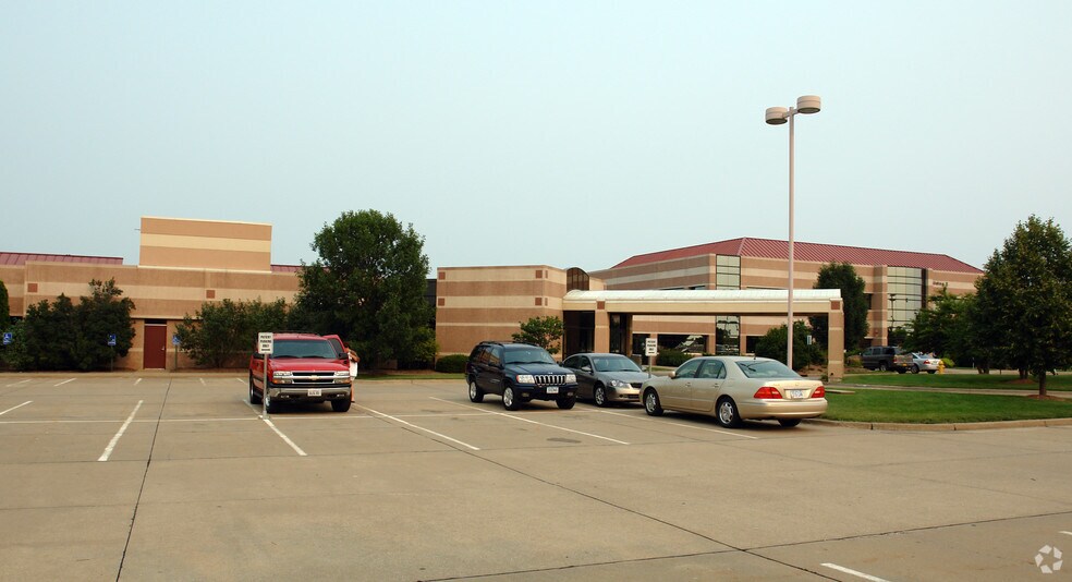 More Photos Of 3385-3400 Dexter Ct, Davenport Medical For Lease