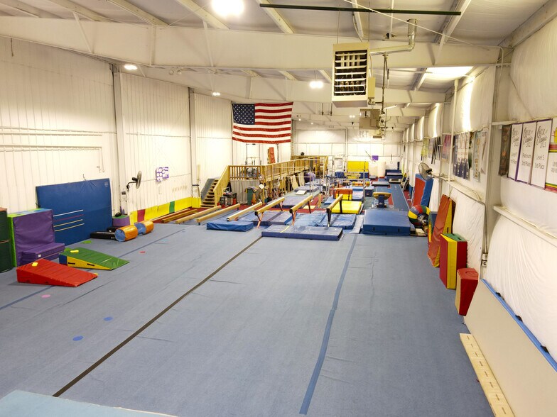 More Photos Of 701 Sunset Dr, Round Lake Warehouse For Sale