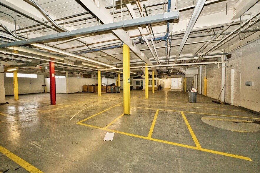 More Photos Of 651 S Martin Luther King Jr Ave, Waukegan Warehouse For Sale
