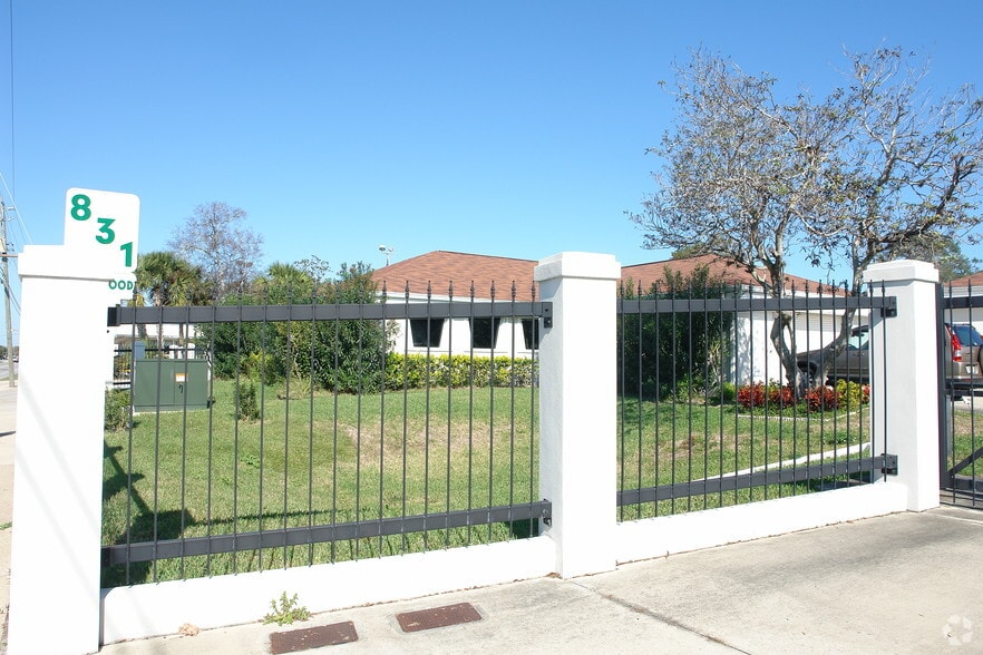 More Photos Of 831 Ridgewood Ave, Daytona Beach Office Residential For Lease