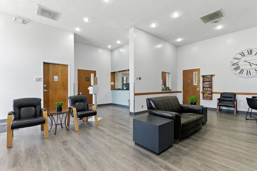 More Photos Of 400 NE Roberts Ave, Gresham Medical For Sale