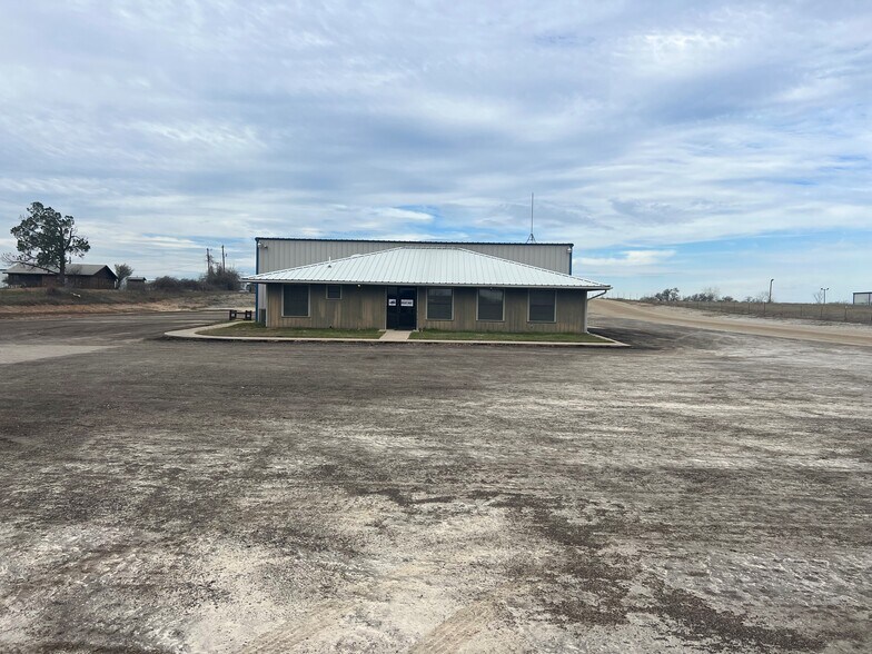 More Photos Of 500 Dennis Rd, Weatherford Flex For Lease