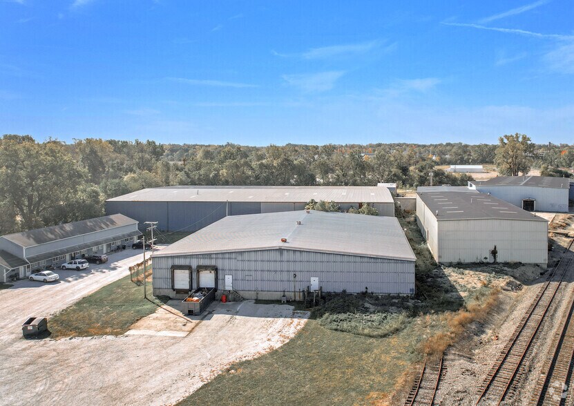 More Photos Of 908-918 E Franklin St, Hartford City Manufacturing For Lease