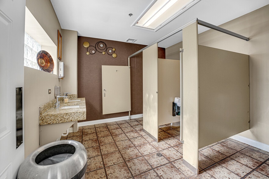 More Photos Of 2701 W 87th St, Evergreen Park Restaurant For Sale