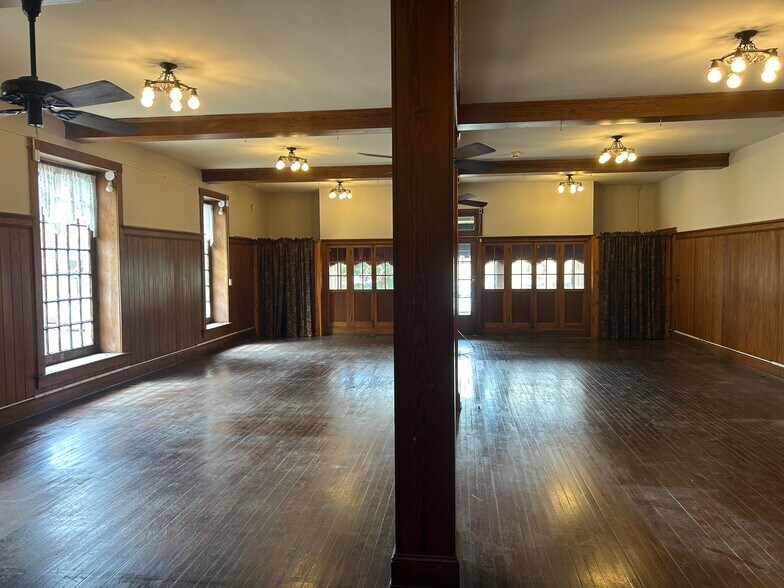 More Photos Of 53 E Lee St, Warrenton Storefront Retail Office For Sale